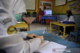 Sejumlah siswa SMP mengikuti Pembelajaran Jarak Jauh (PJJ) melalui saluran televisi Bandung 132 di Cibangkong, Bandung, Jawa Barat, Selasa (13/10/2020). Pemerintah Kota Bandung meluncurkan Siaran Channel TV 