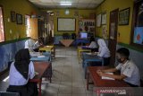 Sejumlah siswa SMP mengikuti Pembelajaran Jarak Jauh (PJJ) melalui saluran televisi Bandung 132 di Cibangkong, Bandung, Jawa Barat, Selasa (13/10/2020). Pemerintah Kota Bandung meluncurkan Siaran Channel TV 