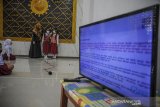 Sejumlah siswa SD mengikuti Pembelajaran Jarak Jauh (PJJ) melalui saluran televisi Bandung 132 di Cibangkong, Bandung, Jawa Barat, Selasa (13/10/2020). Pemerintah Kota Bandung meluncurkan Siaran Channel TV 