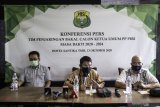 Dua bakal calon mengembalikan formulir pendaftaran Ketua Umum PBSI