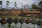 Anggota satgas Citarum Harum sektor 6 mengoperasikan eskavator untuk mengeruk sedimentasi di Daerah Aliran Sungai (DAS) Citarum di Manggahang, Baleendah, Kabupaten Bandung, Jawa Barat, Rabu (14/10/2020). Pengerukan sedimentasi tersebut dilakukan sebagai salah satu langkah antisipasi banjir akibat luapan Sungai Citarum yang kerap kali terjadi saat musim hujan. ANTARA JABAR/Raisan Al Farisi/agr