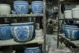 Pekerja menyelesaikan pembuatan guci dan pot keramik di industri rumahan sentra keramik Kiaracondong, Bandung, Jawa Barat, Rabu (14/10/2020). Penjualan keramik hias yang dijual dengan kiasaran harga Rp. 30 ribu hingga jutaan rupiah tersebut mengalami peningkatan hingga 50 persen tiap bulannya sejak  pandemi COVID-19 dan dipasarkan ke sejumlah wilayah di Indonesia hingga Mancanegara. ANTARA JABAR/Novrian Arbi/agr
