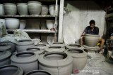 Pekerja menyelesaikan pembuatan guci dan pot keramik di industri rumahan sentra keramik Kiaracondong, Bandung, Jawa Barat, Rabu (14/10/2020). Penjualan keramik hias yang dijual dengan kiasaran harga Rp. 30 ribu hingga jutaan rupiah tersebut mengalami peningkatan hingga 50 persen tiap bulannya sejak  pandemi COVID-19 dan dipasarkan ke sejumlah wilayah di Indonesia hingga Mancanegara. ANTARA JABAR/Novrian Arbi/agr
