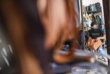 Pekerja menyelesaikan pembuatan tas kulit Gammara di Bandung, Jawa Barat, Rabu (14/10/2020). Badan Legislasi DPR menyatakan strategi penciptaan lapangan kerja melalui UU Cipta kerja dipastikan memprioritaskan UMKM sebagai sektor utama yang berdasarkan data kontribusinya terhadap PDB mencapai 60,3 persen. ANTARA JABAR/M Agung Rajasa/agr
