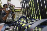 Pekerja menyelesaikan pembuatan komponen tas kulit Gammara di Bandung, Jawa Barat, Rabu (14/10/2020). Badan Legislasi DPR menyatakan strategi penciptaan lapangan kerja melalui UU Cipta kerja dipastikan memprioritaskan UMKM sebagai sektor utama yang berdasarkan data kontribusinya terhadap PDB mencapai 60,3 persen. ANTARA JABAR/M Agung Rajasa/agr
