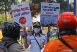 Petugas melakukan sosialisasi keselamatan di perlintasan sebidang di Surabaya, Jawa Timur, Rabu (14/10/2020). Kegiatan yang diselenggarakan oleh PT KAI Daop 8 Surabaya bersama Dinas Perhubungan Provinsi Jawa Timur, Dishub Kota Surabaya serta Komunitas Pecinta Kereta Api tersebut bertujuan untuk meningkatkan kesadaran masyarakat dalam menaati aturan lalu lintas di perlintasan sebidang yaitu perpotongan sebidang antara jalur kereta api dan jalan raya sehingga diharapkan dapat menekan angka kecelakaan. Antara Jatim/Moch Asim/zk.