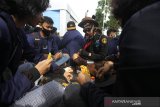 Sejumlah mahasiswa bermain domino saat mengikuti unjuk rasa penolakkan Undang-Undang Omnibus Law di Kawasan Jalan Lambung Mangkurat, Banjarmasin, Kalimantan Selatan, Kamis (15/10/2020). Dalam orasi tersebut mereka menuntut presiden mengeluarkan Perppu untuk menghentikan UU Omnibus Law Cipta Kerja yang dinilai merugikan masyarakat kecil. Foto Antaranews Kalsel/Bayu Pratama S.