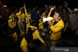 Sejumlah mahasiswa tetap bertahan hingga malam saat unjuk rasa penolakkan Undang-Undang Omnibus Law di Kawasan Jalan Lambung Mangkurat, Banjarmasin, Kalimantan Selatan, Kamis (15/10/2020). Dalam orasi tersebut mereka menuntut presiden mengeluarkan Perppu untuk menghentikan UU Omnibus Law Cipta Kerja yang dinilai merugikan masyarakat kecil. Foto Antaranews Kalsel/Bayu Pratama S.