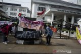 Mahasiswa dari sejumlah kampus membawa keranda simbolik saat unjuk rasa tolak Undang-Undang Cipta Kerja di Depan Gedung DPRD Jawa Barat, Bandung, Jawa Barat, Kamis (15/10/2020). Dalam aksinya mereka menuntut DPR RI dan Pemerintah untuk membuat Perppu pengganti untuk Undang-Undang Omnibus Law Cipta Kerja. ANTARA JABAR/Novrian Arbi/agr