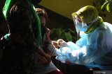Tenaga kesehatan dari Puskesmas Ketabang memberikan vaksin human papiloma virus (HPV) kepada siswi SD Negeri Kaliasin V saat pelaksanaan Bulan Imunisasi Anak Sekolah (BIAS) di Surabaya, Jawa Timur, Kamis (15/10/2020). Pemerintah Kota Surabaya menggelar Bulan Imunisasi Anak Sekolah (BIAS) dengan program imunisasi Measles Rubella (MR) dan Human Papiloma Virus (HPV) guna menjaga sistem kekebalan tubuh dari penyakit campak dan penyakit rahim. Antara Jatim/Moch Asim/zk.
