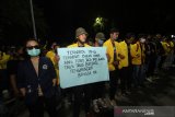 Sejumlah mahasiswa tetap bertahan hingga malam saat unjuk rasa penolakkan Undang-Undang Omnibus Law di Kawasan Jalan Lambung Mangkurat, Banjarmasin, Kalimantan Selatan, Kamis (15/10/2020). Dalam orasi tersebut mereka menuntut presiden mengeluarkan Perppu untuk menghentikan UU Omnibus Law Cipta Kerja yang dinilai merugikan masyarakat kecil. Foto Antaranews Kalsel/Bayu Pratama S.