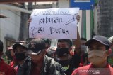 Massa buruh menggelar aksi unjuk rasa menolak UU Cipta Kerja atau Omnibus Law di depan gedung DPRD Kabupaten Jombang, Jawa Timur, Kamis (15/10/2020). Dalam aksinya mereka menolak UU Cipta Kerja atau Omnibus Law, karena dinilai tidak berpihak sama sekali kepada masyarakat dan banyak merugikan buruh. Antara Jatim/Syaiful Arif/zk