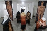 Pengunjung mengamati karya seni instalasi yang dipamerkan di SK Coffe Lab, Kota Kediri, Jawa Timur, Kamis (15/10/2020). Pameran seni rupa bertajuk Suddenly Movement oleh tujuh perupa muda tersebut sebagai ajang berekspresi sebagai solusi kurangnya kegiatan berkesenian saat pandemi COVID-19 di Kediri. Antara Jatim/Prasetia Fauzani/zk.