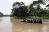 Warga naik perahu menuju kedung derus pada  acara ritual rebo wekasan di Pantai Pondok Nongko, Banyuwangi, Jawa Timur, Rabu (14/10/2020). Ritual yang digelar setiap hari rabu diakhir bulan safar itu dipercayai sebagai bulan diturunkannya berbagai penyakit dan bencana, sehingga masyarakat wajib melakukan tradisi tersebut agar terhindar dari bala dan musibah. Antara Jatim/Budi Candra Setya/zk.