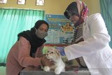 Petugas kesehatan hewan menyuntikkan vaksin rabies secara gratis untuk hewan peliharaan di kantor Dinas Peternakan dan Kesehatan Hewan Kab. Indramayu, Jawa Barat, kamis (15/10/2020). Pemberian vaksin rabies gratis bagi hewan peliharaan tersebut untuk mengantisipasi penyakit rabies sekaligus memperingati Hari Rabies Sedunia. ANTARA JABAR/Dedhez Anggara/agr