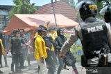 Mahasiswa Universitas Darul Ulum (Undar) terlibat adu mulut dengan polisi setelah pembakaran ban di tengah ruas jalan Gus Dur, Kabupaten Jombang, Jawa Timur, Kamis (15/10/2020). Aksi penolakan UU Cipta Kerja atau omnibus law tersebut sempat memanas setelah peristiwa pembakaran ban. Antara Jatim/Syaiful Arif/zk