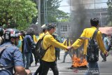 Mahasiswa Universitas Darul Ulum (Undar) membakar ban di tengah ruas jalan Gus Dur Kabupaten Jombang, Jawa Timur, Kamis (15/10/2020). Aksi penolakan UU Cipta Kerja atau omnibus law tersebut sempat memanas setelah peristiwa pembakaran ban, dan satu orang mahasiswa diamankan polisi. Antara Jatim/Syaiful Arif/zk