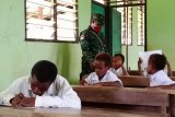 Satgas TMMD gelar lomba mewarnai siswa SD YPPK Kampung Kakuna