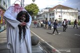 Massa aksi dari Keluarga Mahasiswa Kota Kembang melakukan aksi di Jalan Asia Afrika, Bandung, Jawa Barat, Sabtu (17/10/2020). Dalam aksinya mereka menuntut agar Presiden Joko Widodo untuk tidak menandatangani UU Cipta Kerja serta mendesak Presiden untuk mengeluarkan PERPPU. ANTARA JABAR/Raisan Al Farisi/agr