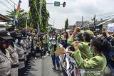 Mahasiswa berunjuk rasa menolak pengesahan UU Cipta Kerja di depan gedung DPRD Kota Tasikmalaya, Jawa Barat, Sabtu (17/10/2020). Mereka meminta kepada Mahkamah Konstitusi (MK) untuk melakukan uji materi atau judicial review dan berpihak kepada rakyat serta meminta keterbukaan mengenai draf asli yang sudah ditetapkan oleh DPR. ANTARA JABAR/Adeng Bustomi/agr