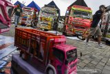 Pengunjung melihat mobil dan truk modifikasi saat Bandung Auto Fest 2.0 di Kiara Artha Park, Bandung, Jawa Barat, Sabtu (17/10/2020). Bandung Auto Fest 2.0 yang diselenggarakan pada tangal 17-18 Oktober 2020 tersebut merupakan wadah para modifikator untuk menyuguhkan kreasi dan inovasi gaya kendaraan di era adaptasi kebiasaan baru. ANTARA JABAR/M Agung Rajasa/agr