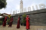 Sejumlah model memperagakan busana muslim di masjid Al-Khalid Kota Kediri, Jawa Timur, Sabtu (17/10/2020). Peragaan enam belas busana muslim berbahan baku tenun ikat khas Kediri tersebut bertujuan membangkitkan kembali sejumlah merek lokal dari pelaku Usaha Mikro Kecil Menengah (UMKM) yang terpuruk karena pandemi COVID-19. Antara Jatim/Prasetia Fauzani/zk