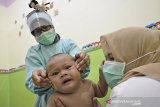 Seorang pemijat memijat bayi saat perawatan di Baby Spa Umay and Mom, Kota Garut, Kabupaten Garut, Jawa Barat, Sabtu (17/10/2020). Perawatan Baby Spa di tempat tersebut disiplin menerapkan protokol kesehatan secara ketat seperti penggunaan alat pelindung diri lengkap bagi pemijat dan pembagian masker medis secara gratis kepada pengunjung guna menghindari penularan COVID-19. ANTARA JABAR/Candra Yanuarsyah/agr
