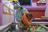 Seorang pemijat bayi mendampingi bayi berenang saat perawatan di Baby Spa Umay and Mom, Kota Garut, Kabupaten Garut, Jawa Barat, Sabtu (17/10/2020). Perawatan Baby Spa di tempat tersebut disiplin menerapkan protokol kesehatan secara ketat seperti penggunaan alat pelindung diri lengkap bagi pemijat dan pembagian masker medis secara gratis kepada pengunjung guna menghindari penularan COVID-19. ANTARA JABAR/Candra Yanuarsyah/agr
