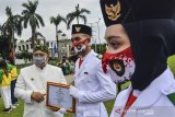 Wali Kota Tasikmalaya Budi Budiman (kiri) memberikan penghargaan kepada Paskibraka usai memimpin upacara HUT ke-19 Kota Tasikmalaya yang digelar secara daring di Halaman Bale Kota Tasikmalaya, Jawa Barat, Sabtu (17/10/2020). HUT ke -19 Kota Tasikmalaya yang jatuh pada 17 Oktober diperingati dengan tema Bersama Mencinta Kota Tasikmalaya. ANTARA JABAR/Adeng Bustomi/agr