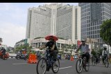 Warga bersepeda dengan memakai masker di kawasan Jalan MH Thamrin, Jakarta, Minggu (18/10/2020). Gubernur DKI Jakarta Anies Baswedan menyatakan penggunaan masker oleh masyarakat Jakarta baru mencapai 70 persen dan harus ditingkatkan menjadi 85 persen untuk mengendalikan penyebaran COVID-19. ANTARA FOTO/Galih Pradipta/nym.