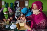 Peserta menyelesaikan pembuatan kerajinan saat mengikuti Pelatihan Keterampilan Kerajinan di Kabupaten Madiun, Jawa Timur, Sabtu (17/10/2020). Pelatihan keterampilan kerajinan berbahan pelepah pohon pisang, karung goni dan tempurung kelapa yang digelar Pemkab Madiun diikuti 35 peserta dimaksudkan untuk memberikan keterampilan bagi warga yang memiliki minat di bidang kerajinan. Antara Jatim/Siswowidodo/zk.