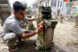 Relawan yang tergabung dalam Masyarakat Peduli Sejarah Aceh (MAPESA) membersihkan dan menata batu nisan di komplek makam Raja-Raja abad ke-16 masehi di Gampong Pande, Banda Aceh, Aceh, Minggu (18/10/2020). Aksi pembersihan makam dan menata kembali batu nisan yang dilakukan aktivis dan realawan MAPESA sebagai upaya untuk menyelamatkan situs peninggalan sejarah dan cagar budaya. Antara Aceh/Irwansyah Putra.