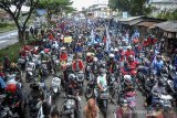 Massa dari berbagai organisasi buruh mengikuti aksi blokir Jalan Nasional dalam rangka menolak UU Cipta Kerja di Cileunyi, Kabupaten Bandung, Jawa Barat, Selasa (20/10/2020). Dalam aksinya, buruh menuntut agar Presiden Joko Widodo tidak menandatangani UU Cipta Kerja serta mendesak Presiden untuk mengeluarkan PERPPU. ANTARA JABAR/Raisan Al Farisi/agr