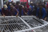 Mahasiswa melakukan aksi unjuk rasa menolak Undang-Undang Cipta Kerja di depan Gedung DPRD Kabupaten Karawang, Karawang, Jawa Barat, Selasa (20/10/2020). Aksi tersebut menuntut pemerintah untuk mengeluarkan Perppu Undang-Undang Cipta Kerja. ANTARA JABAR/M Ibnu Chazar/agr