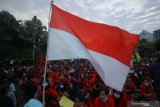 Demonstran yang tergabung dalam Gerakan Tolak Omnibus Law (GETOL) berunjuk rasa di depan Gedung Negara Grahadi di Surabaya, Jawa Timur, Selasa (20/10/2020). Unjuk rasa yang diikuti ratusan massa dari serikat pekerja dan mahasiswa dari sejumlah perguruan tinggi tersebut menolak pengesahan Undang-undang Cipta Kerja serta mendesak Presiden mencabut UU tersebut dengan menerbitkan Perppu karena dinilai merugikan rakyat khususnya para pekerja atau buruh. Antara Jatim/Moch Asim/zk.