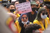 Sejumlah mahasiswa mengikuti aksi unjuk rasa di jalan Lambung Mangkurat, Banjarmasin, Kalimantan Selatan, Selasa (20/10/2020). Puluhan mahasiswa dari berbagai Universitas di Kalimantan Selatan tersebut mengadakan aksi mimbar bebas satu tahun kepemimpinan Presiden Joko Widodo dan Wakil Presiden Ma'ruf amin serta menolak Undang-Undang Omnibus Law Cipta Kerja. Foto Antaranews Kalsel/Bayu Pratama S.