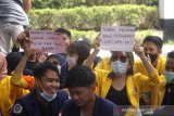 Sejumlah mahasiswa mengikuti aksi unjuk rasa di jalan Lambung Mangkurat, Banjarmasin, Kalimantan Selatan, Selasa (20/10/2020). Puluhan mahasiswa dari berbagai Universitas di Kalimantan Selatan tersebut mengadakan aksi mimbar bebas satu tahun kepemimpinan Presiden Joko Widodo dan Wakil Presiden Ma'ruf amin serta menolak Undang-Undang Omnibus Law Cipta Kerja. Foto Antaranews Kalsel/Bayu Pratama S.