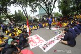 Sejumlah mahasiswa mengikuti aksi unjuk rasa di jalan Lambung Mangkurat, Banjarmasin, Kalimantan Selatan, Selasa (20/10/2020). Puluhan mahasiswa dari berbagai Universitas di Kalimantan Selatan tersebut mengadakan aksi mimbar bebas satu tahun kepemimpinan Presiden Jokowi dan Wakil Presiden Ma'ruf amin serta menolak Undang-Undang Omnibus Law Cipta Kerja. Foto Antaranews Kalsel/Bayu Pratama S.