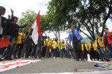 Sejumlah mahasiswa mengikuti aksi unjuk rasa di jalan Lambung Mangkurat, Banjarmasin, Kalimantan Selatan, Selasa (20/10/2020). Puluhan mahasiswa dari berbagai Universitas di Kalimantan Selatan tersebut mengadakan aksi mimbar bebas satu tahun kepemimpinan Presiden Jokowi dan Wakil Presiden Ma'ruf amin serta menolak Undang-Undang Omnibus Law Cipta Kerja. Foto Antaranews Kalsel/Bayu Pratama S.