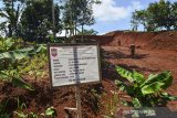 Warga melintas di lahan baru Tempat Pemakam Umum (TPU) di Desa Sukamulya, Kabupaten Ciamis, Jawa Barat, Selasa (20/10/2020). Pemerintah Ciamis menyiapkan lahan baru untuk pemakaman jenazah kasus COVID-19  dengan luas lahan 5.2 hektare. ANTARA JABAR/Adeng Bustomi/agr