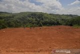 Warga melintas di lahan baru Tempat Pemakam Umum (TPU) di Desa Sukamulya, Kabupaten Ciamis, Jawa Barat, Selasa (20/10/2020). Pemerintah Ciamis menyiapkan lahan baru untuk pemakaman jenazah kasus COVID-19  dengan luas lahan 5.2 hektare. ANTARA JABAR/Adeng Bustomi/agr