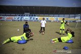 Penjaga gawang tim sepak bola putri Jawa Barat menjalani sesi latihan di Stadion Sport Jabar Arcamanik, Bandung, Jawa Barat, Selasa (20/10/2020). Latihan tersebut digelar untuk menjaga stamina para pemain dalam rangka persiapan PON XX di Papua 2021 mendatang. ANTARA JABAR/Raisan Al Farisi/agr