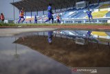 Pemain tim sepak bola putri Jawa Barat menjalani sesi latihan di Stadion Sport Jabar Arcamanik, Bandung, Jawa Barat, Selasa (20/10/2020). Latihan tersebut digelar untuk menjaga stamina para pemain dalam rangka persiapan PON XX di Papua 2021 mendatang. ANTARA JABAR/Raisan Al Farisi/agr