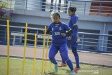 Pemain tim sepak bola putri Jawa Barat menjalani sesi latihan di Stadion Sport Jabar Arcamanik, Bandung, Jawa Barat, Selasa (20/10/2020). Latihan tersebut digelar untuk menjaga stamina para pemain dalam rangka persiapan PON XX di Papua 2021 mendatang. ANTARA JABAR/Raisan Al Farisi/agr