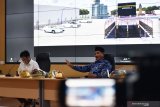 Wali Kota Madiun Maidi (kanan) menyampaikan pemikirannya saat talkshow Peran Milenial di Masa Pandemi COVID-19 dalam semangat Sumpah Pemuda di Kota Madiun, Jawa Timur, Selasa (20/10/20). Talkshow yang menghadirkan tiga nara sumber, yaitu Pakar Komunikasi Politik Universitas Airlangga Dr Suko Widodo, Pakar Ilmu Pengetahuan Sosial sekaligus Rektor Universitas PGRI Madiun Dr Parji dan Wali Kota Madiun Maidi diikuti sekitar 80 peserta terdiri mahasiswa, pelajar dan pejabat. Antara Jatim/Siswowidodo/zk