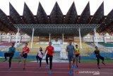 Atlet cabang olahraga (cabor) atletik mengikuti latihan rutin untuk persiapan Pekan Olahraga Nasional (PON) di stadion Harapan Bangsa, Banda Aceh, Aceh, Selasa (20/10/2020). Komite Olahraga Nasional Indonesia (KONI) Aceh mengandalkan cabor atletik sebagai peraih medali emas pada PON Papua mendatang. Antara Aceh/Irwansyah Putra.