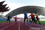 Atlet cabang olahraga (cabor) atletik mengikuti latihan rutin untuk persiapan Pekan Olahraga Nasional (PON) di stadion Harapan Bangsa, Banda Aceh, Aceh, Selasa (20/10/2020). Komite Olahraga Nasional Indonesia (KONI) Aceh mengandalkan cabor atletik sebagai peraih medali emas pada PON Papua mendatang. Antara Aceh/Irwansyah Putra.