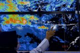 Petugas menunjukkan citra satelit Himawari di Balai Besar Meteorologi Klimatologi dan Geofisika Wilayah 3 Denpasar, Bali, Selasa (20/10/2020). BMKG mengimbau masyarakat untuk mewaspadai potensi cuaca ekstrem yang dapat terjadi di wilayah Bali selama masa periode pancaroba atau peralihan musim kemarau ke musim penghujan serta fenomena badai La Nina. ANTARA FOTO/Fikri Yusuf/nym.