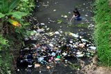 Mahasiswa Pecinta Alam (Mahapala) Universitas Madura (Unira) membersihkan sungai dari sampah rumah tangga di Kelurahan Gladak Anyar Pamekasan, Jawa Timur, Rabu (21/10/2020). Aksi bersih kali yang melibatkan Dinas Lingkungan Hidup itu, guna memperingati Dies Natalis ke XX sekaligus untuk menggugah kesadaran masyarakat agar tidak membuang sampah ke dalam sungai. Antara Jatim/Saiful Bahri/zk.