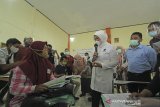 Menteri Ketenagakerjaan Ida Fauziyah (tengah) berbincang dengan peserta pelatihan di Balai Pelatihan Kerja (BLK) Indramayu, Jawa Barat, Rabu (21/10/2020). Dalam kunjungan Kerja tersebut, Menaker meluncurkan program Management COVID bekerja sama dengan PT Polytama Propindo untuk memberikan pelatihan untuk warga korban PHK dan Disabilitas. ANTARA JABAR/Dedhez Anggara/agr